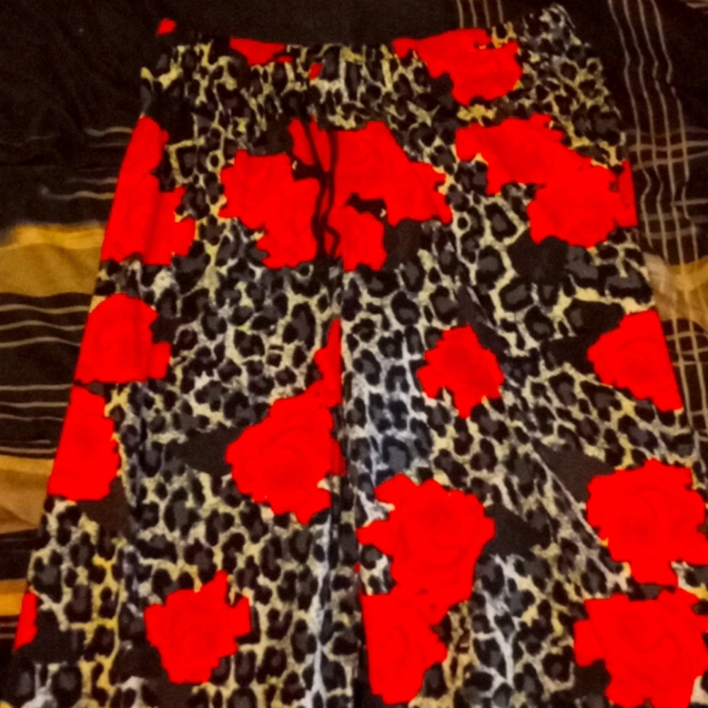 Size m Bobbie brooks red and black pants